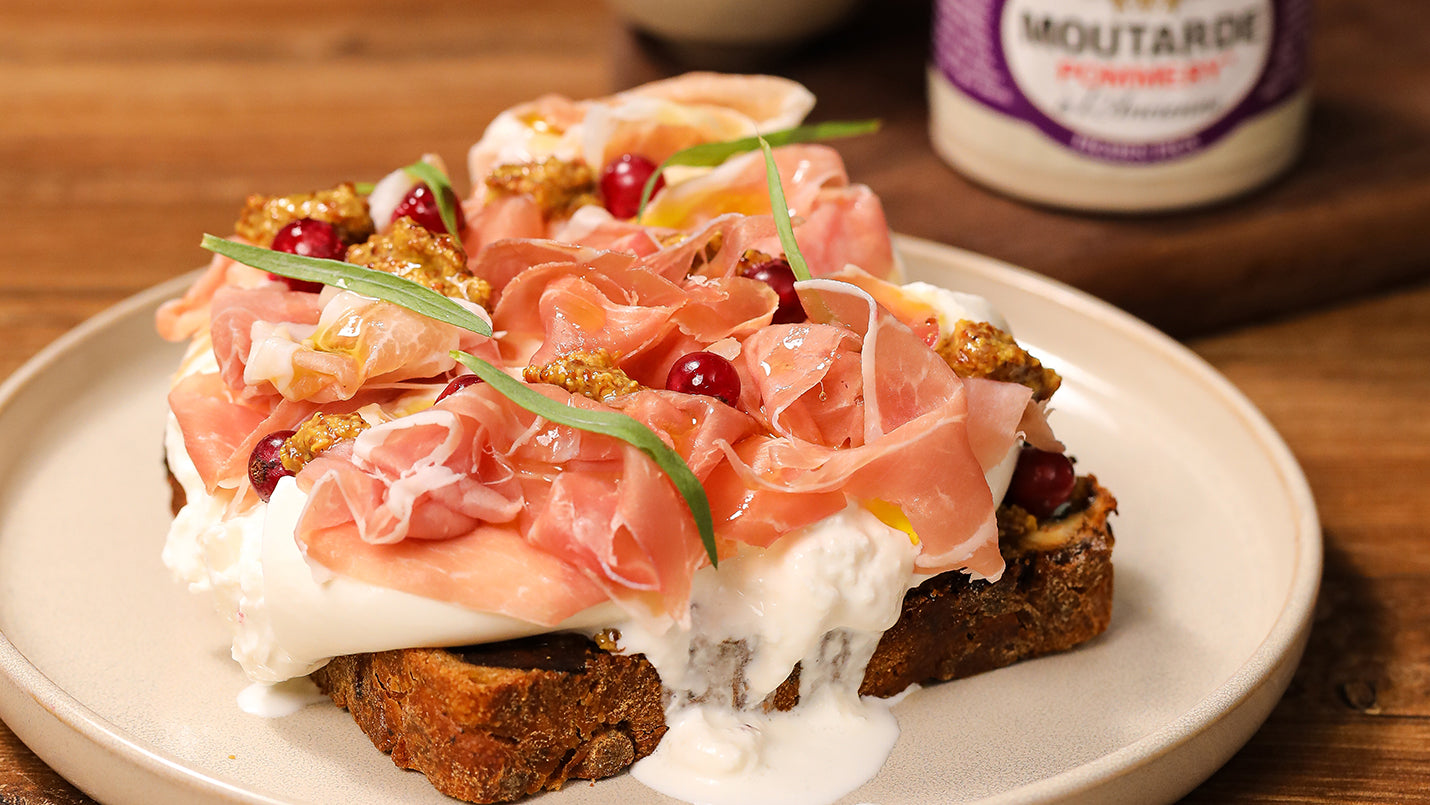 Toast burrata, jambon cru, fruits rouges & moutarde aux figues Pommery®